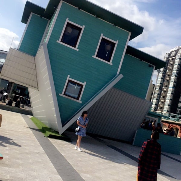 Photo taken at Upside Down House Brighton by Sultan A. on 8/15/2019