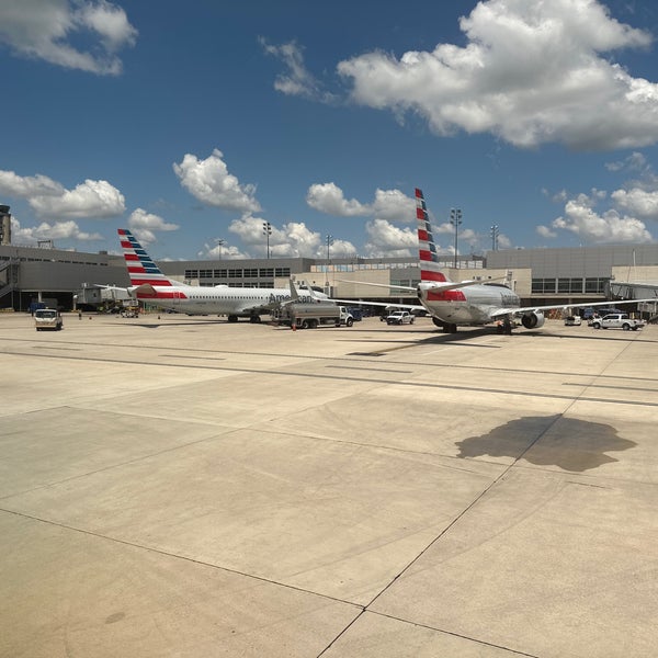 รูปภาพถ่ายที่ San Antonio International Airport (SAT) โดย Houston R. เมื่อ 6/5/2023