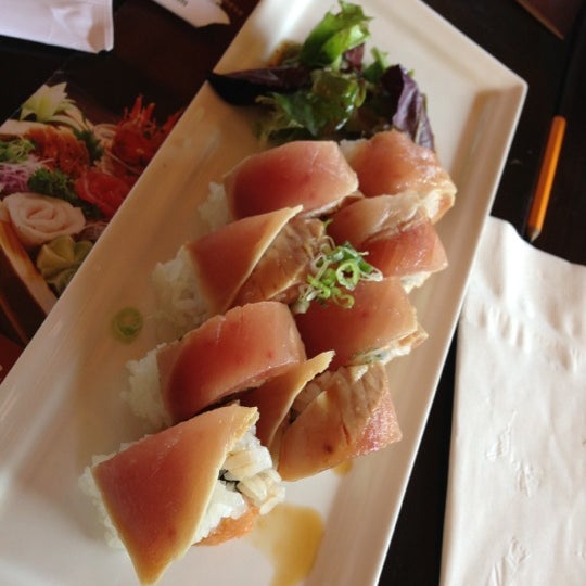 Foto tirada no(a) Asahi Sushi por Miles R. em 11/25/2012