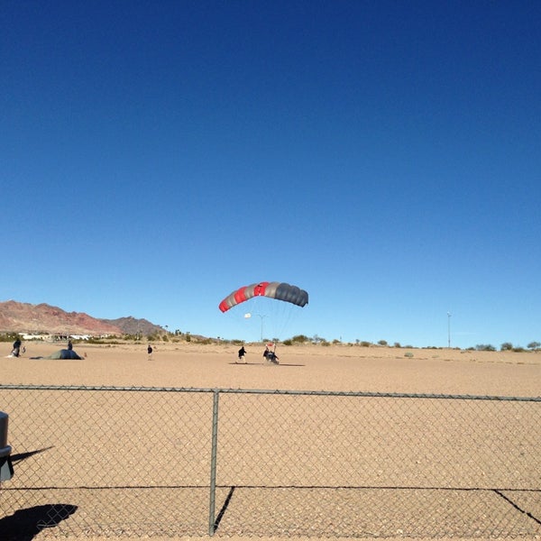 รูปภาพถ่ายที่ Skydive Las Vegas โดย Elisabeth A. เมื่อ 12/28/2012