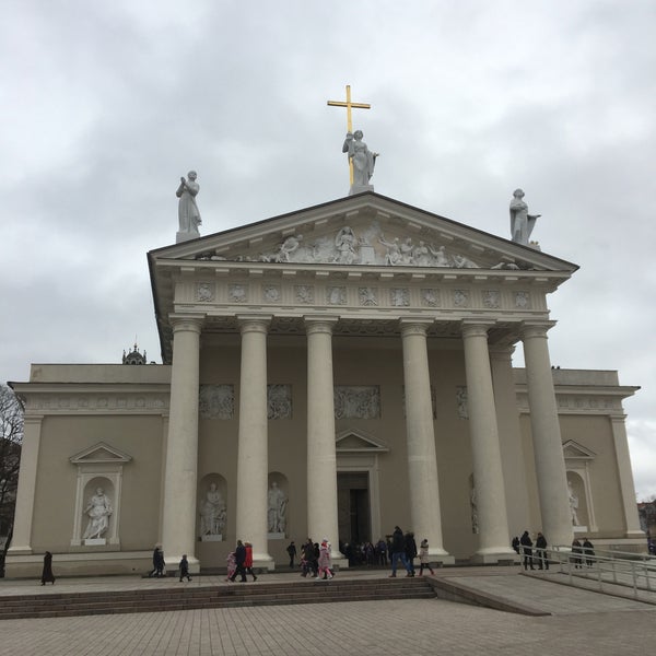 Foto scattata a Vilniaus arkikatedra ir Šv. Kazimiero koplyčia | Cathedral of St Stanislaus and St Vladislav and Chapel of St Casimir da Elif il 12/8/2019