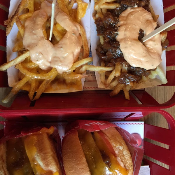 Foto scattata a Burger and Fries da Irenette il 3/21/2015