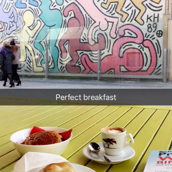 Nice cafe with a view on the Keith haring wall. Breakfast offer is good with nice vegetarian options. Cheap prices and good coffee