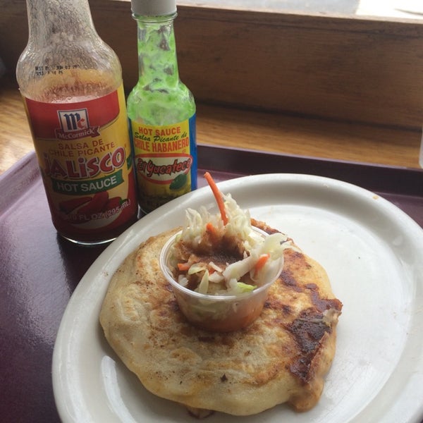 This place has amazing pupusas !! Well worth the wait