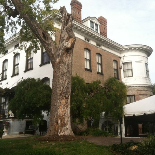 10/12/2012 tarihinde gladys v.ziyaretçi tarafından The Lemp Mansion'de çekilen fotoğraf