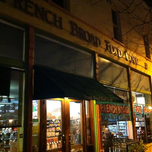 12/2/2013 tarihinde Joshua P.ziyaretçi tarafından French Broad Food Co-op'de çekilen fotoğraf