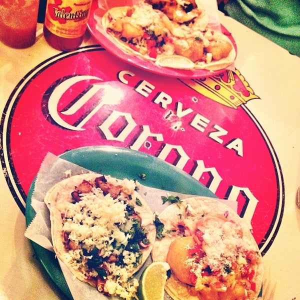 Foto scattata a Flaco&#39;s Tacos da Maggie H. il 11/6/2013