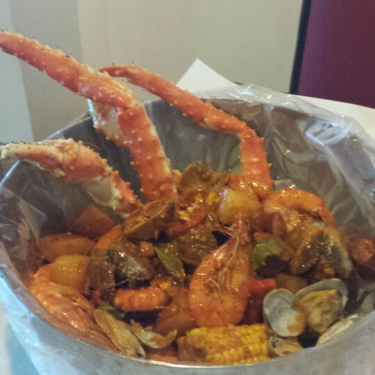 Das Foto wurde bei Nine Seafood Restaurant von Ranon P. am 9/6/2014 aufgenommen