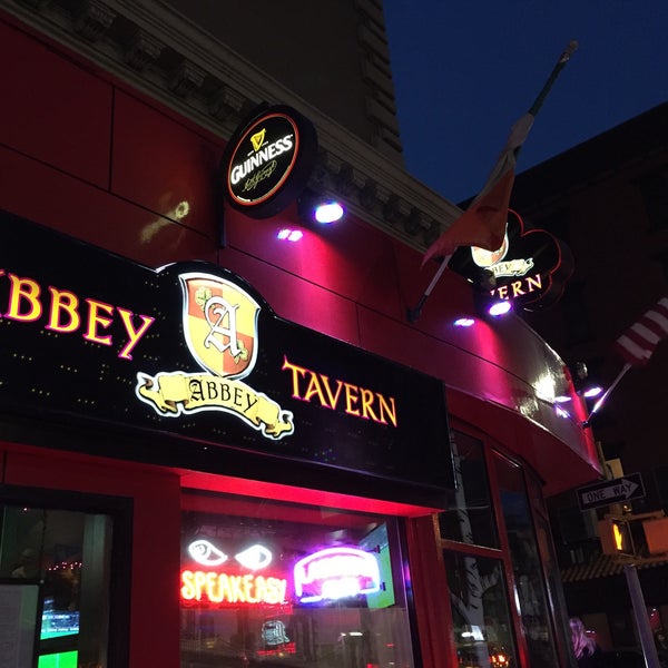 รูปภาพถ่ายที่ Abbey Tavern โดย Oh, 💩!  Nicky Beanz เมื่อ 10/26/2016