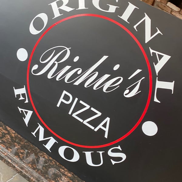 Das Foto wurde bei Richie&#39;s Pizza von Oh, 💩!  Nicky Beanz am 5/21/2020 aufgenommen