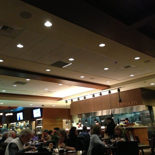 Das Foto wurde bei 13moons Restaurant von Erik H. am 2/24/2013 aufgenommen