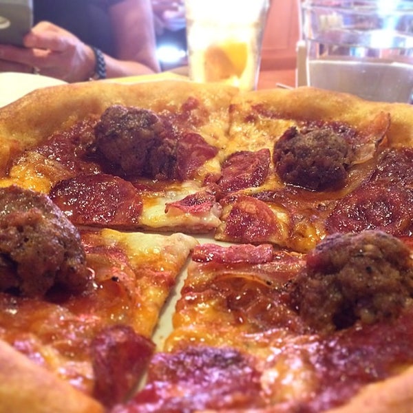 Снимок сделан в Pizzeria Mozza at The Headquarters пользователем hiroticks 6/14/2014