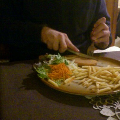 12/3/2012 tarihinde Vlado V.ziyaretçi tarafından Tenis Restaurant'de çekilen fotoğraf