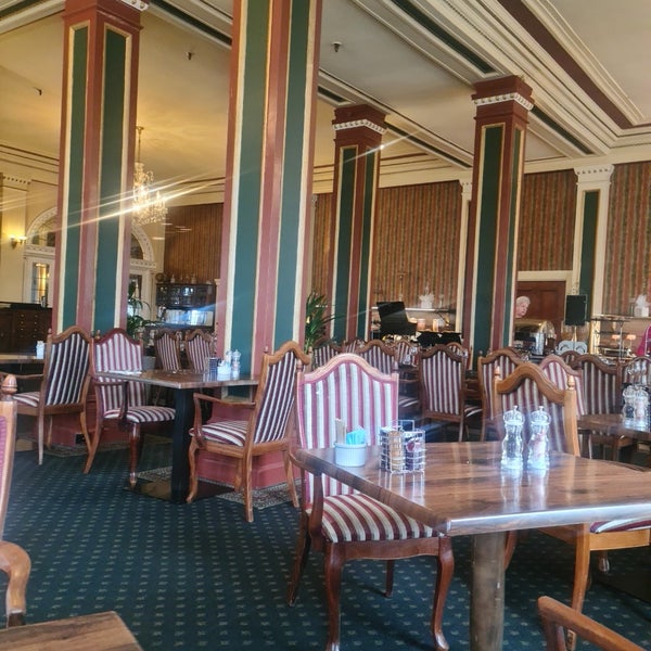 รูปภาพถ่ายที่ Chateau Tongariro Hotel โดย Ad T. เมื่อ 11/27/2022