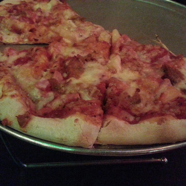 Foto diambil di Two Fisted Mario&#39;s Pizza oleh Jinny S. pada 3/19/2013