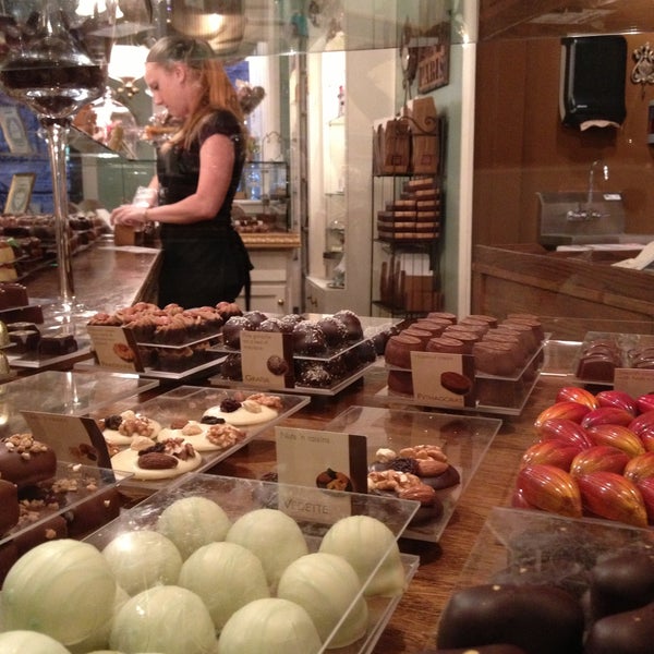 5/16/2013 tarihinde Nikki E.ziyaretçi tarafından Le Chocolat Du Bouchard'de çekilen fotoğraf