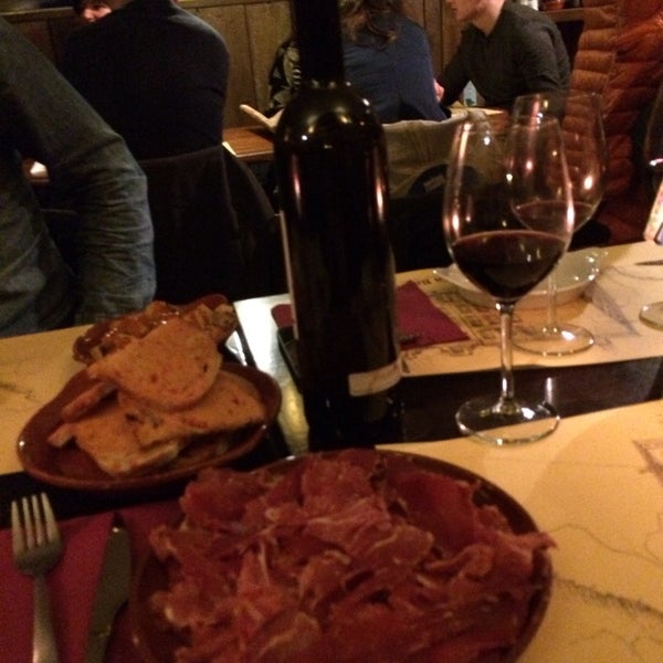 3/1/2014 tarihinde Nicole D.ziyaretçi tarafından Taverna Barcelona'de çekilen fotoğraf