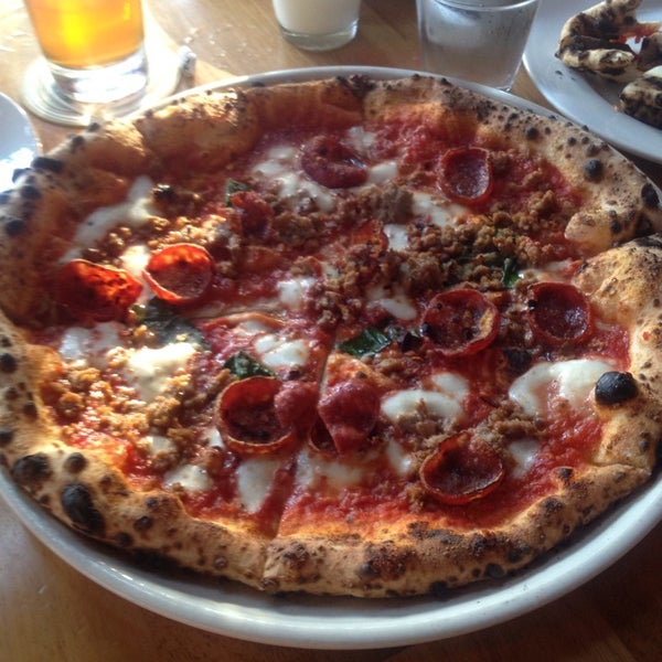 7/8/2013 tarihinde Matt J.ziyaretçi tarafından Tutta Bella Neapolitan Pizzeria'de çekilen fotoğraf