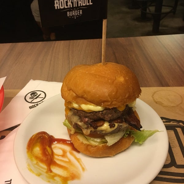 El ambiente, la música y la comida. En fin, es todo bueno en este lugar. Muy recomendable para quien visite São Paulo👍🏻👏🏻