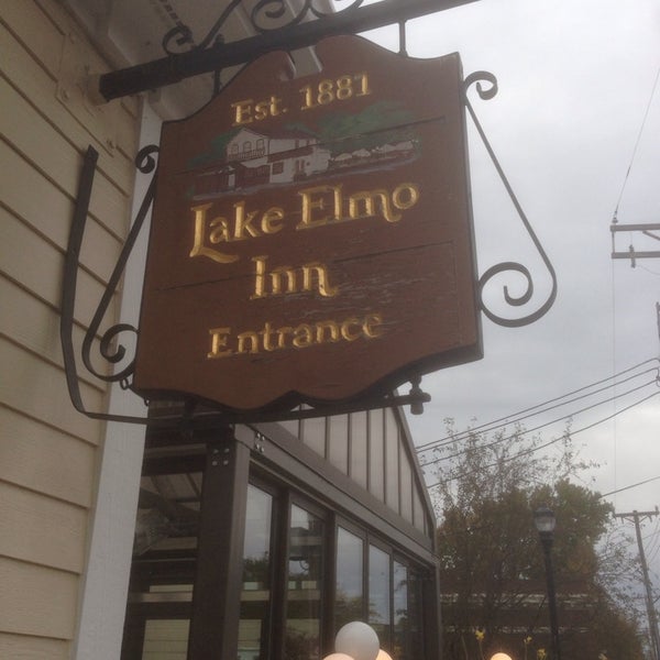 รูปภาพถ่ายที่ Lake Elmo Inn โดย Johnny A. เมื่อ 10/14/2013