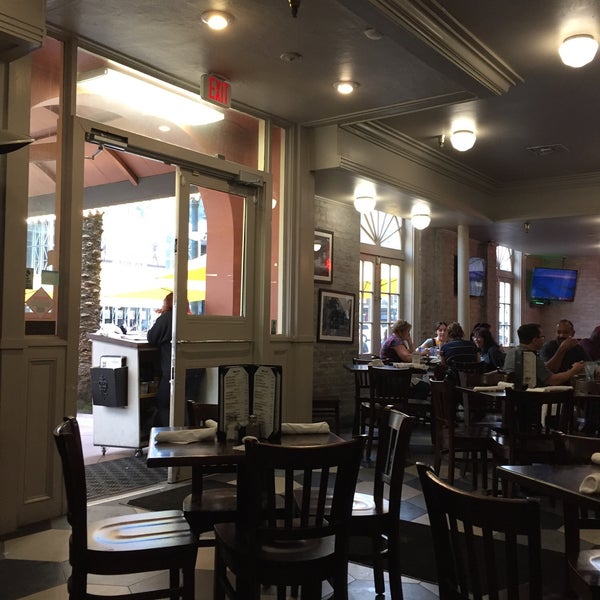 รูปภาพถ่ายที่ Creole House Restaurant &amp; Oyster Bar โดย Lance S. เมื่อ 4/7/2019