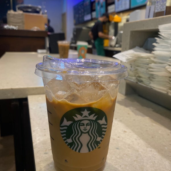 Photo taken at Starbucks by ♈️ on 4/12/2022