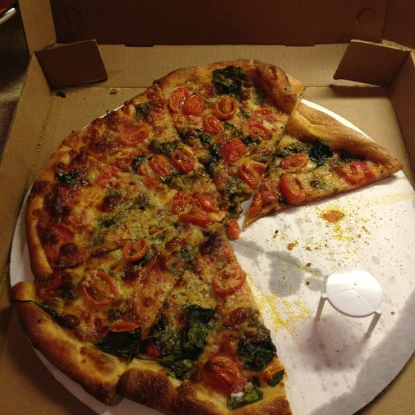 Снимок сделан в Patxi’s Pizza пользователем Nicole L. 3/9/2013