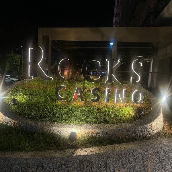 Foto diambil di Rocks Hotel &amp; Casino oleh PaReS pada 2/6/2023
