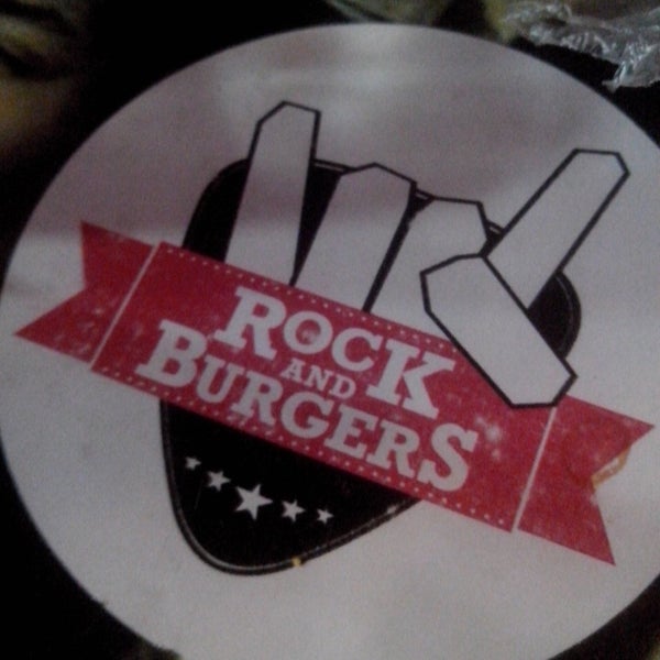 รูปภาพถ่ายที่ Rock and Burgers โดย Wise P. เมื่อ 9/1/2013