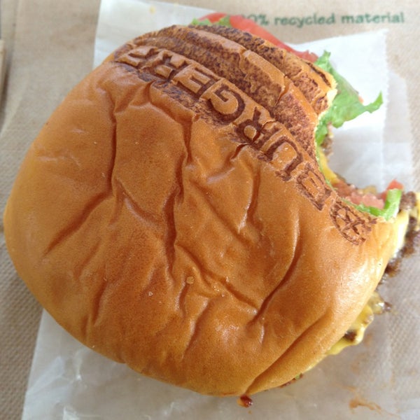 รูปภาพถ่ายที่ BurgerFi โดย AdrienneRose G. เมื่อ 1/26/2013