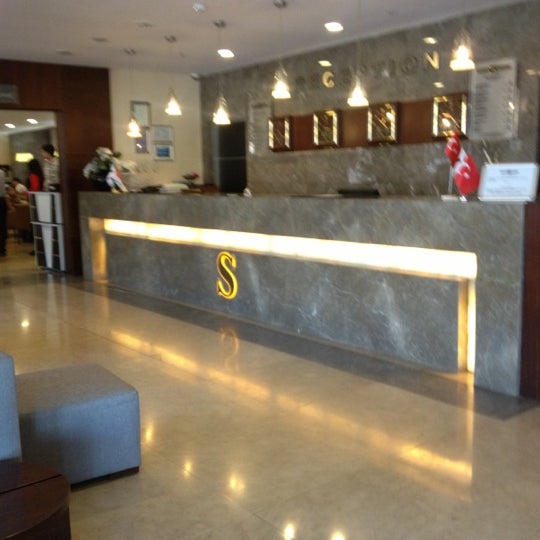 รูปภาพถ่ายที่ Grand S Hotel โดย Ufuk B. เมื่อ 12/12/2012