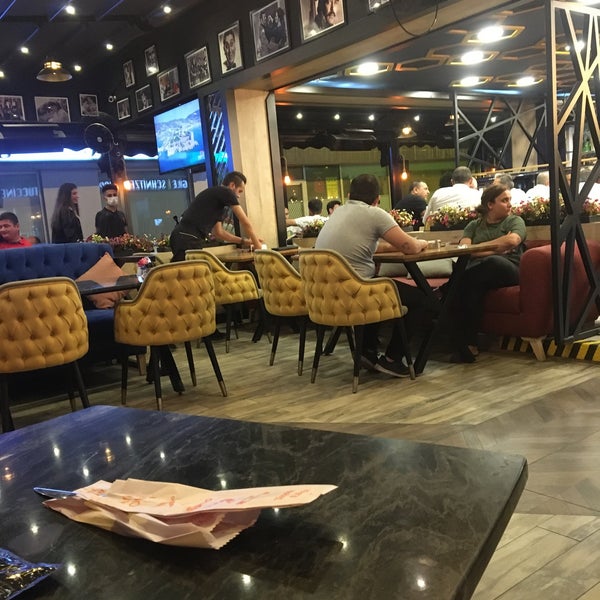 Foto tirada no(a) Mahall Cafe &amp; Restaurant por Ömer A. em 8/15/2020