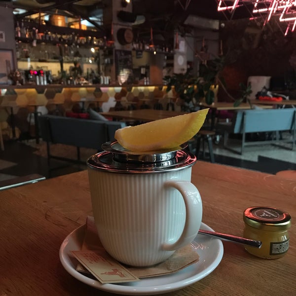 11/28/2018 tarihinde Elena D.ziyaretçi tarafından SPUTNIK Cocktail bar'de çekilen fotoğraf