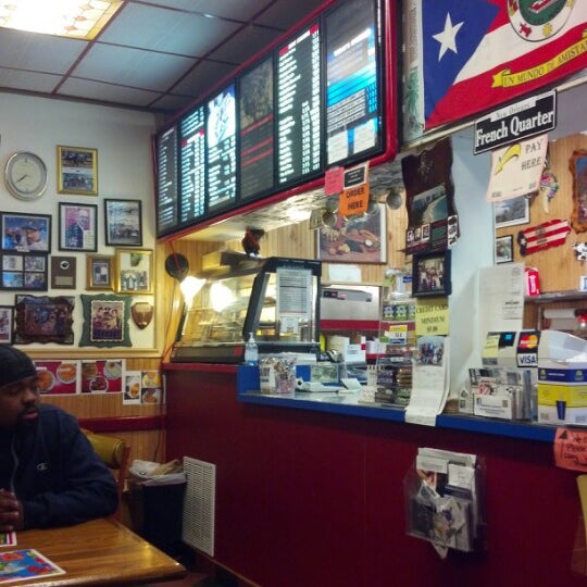 Photo taken at Izzy&#39;s Restaurant by Mitch R. on 2/19/2013