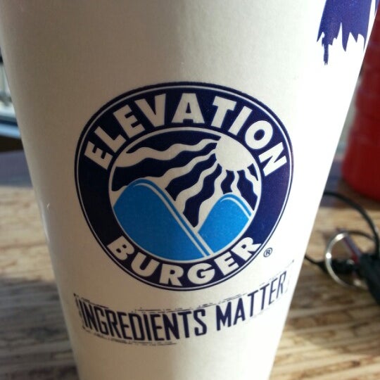 Foto tomada en Elevation Burger  por Joseph E. el 12/5/2012