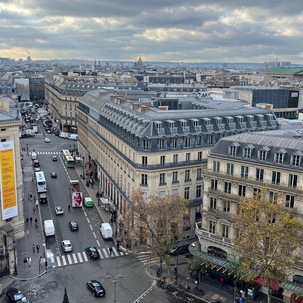 Foto tirada no(a) Terrasse des Galeries Lafayette por Alaa em 11/28/2023