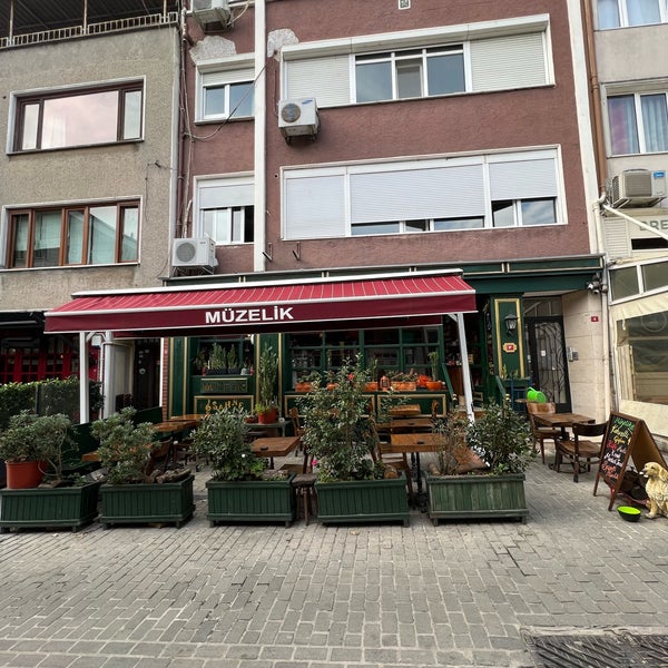 Das Foto wurde bei Müzelik Cafe Çengelköy von Alaa am 11/28/2022 aufgenommen