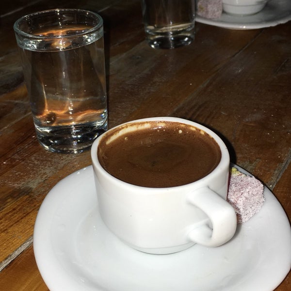 Das Foto wurde bei Karesi Cafe &amp; Restaurant von Feriha Ç. am 9/21/2018 aufgenommen