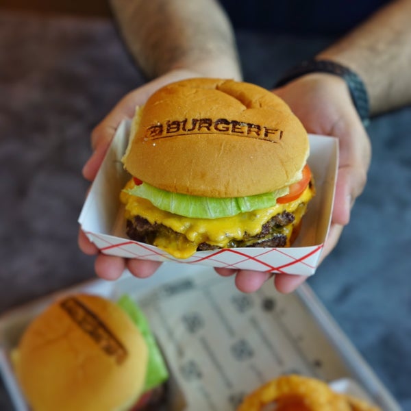 Foto tirada no(a) BurgerFi por @BurgerfiKW em 1/18/2018
