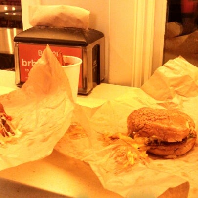 Foto tomada en be right burger™  por Jessica J. el 1/3/2013