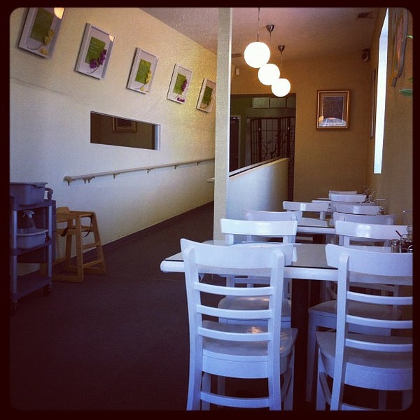 รูปภาพถ่ายที่ Anna&#39;s Vegan Cafe โดย Crystal C. เมื่อ 10/5/2012