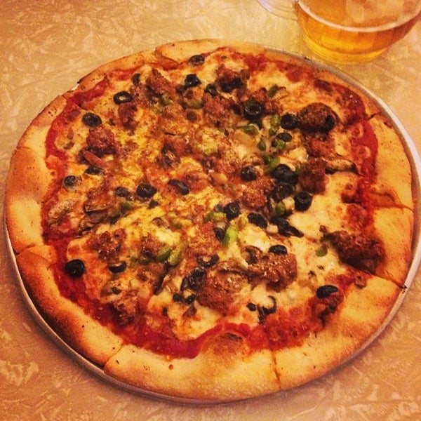 Photo prise au Luigi&#39;s Pizza Parlor par Crystal C. le11/16/2013