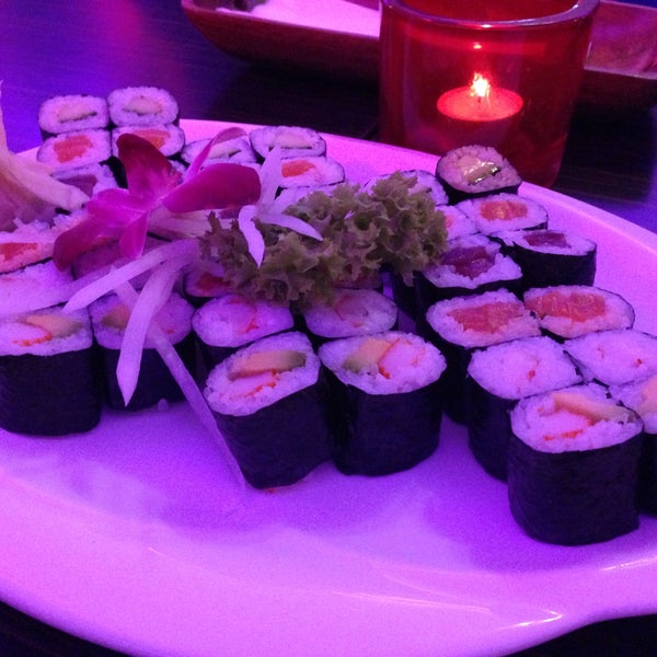 Foto scattata a Sashimi Sushi Lounge da Natasha A. il 12/25/2015