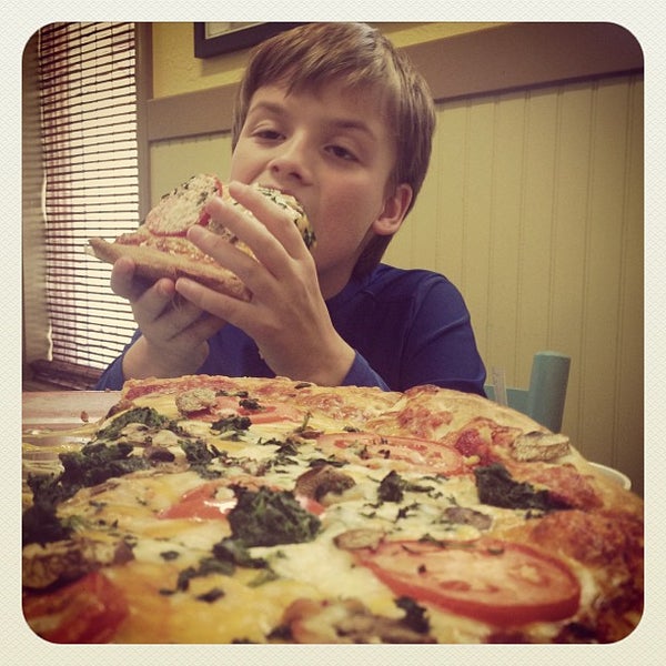Foto diambil di Max&#39;s Pizza Company oleh Nathan B. pada 7/21/2013