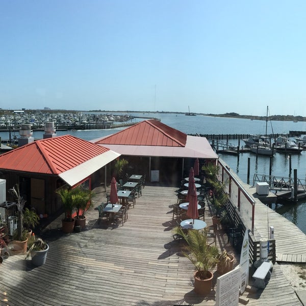 Foto diambil di Harbor View Restaurant oleh Mike A. pada 9/22/2019