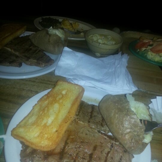 Foto scattata a Mattson&#39;s Steak House da Erica P. il 12/3/2012