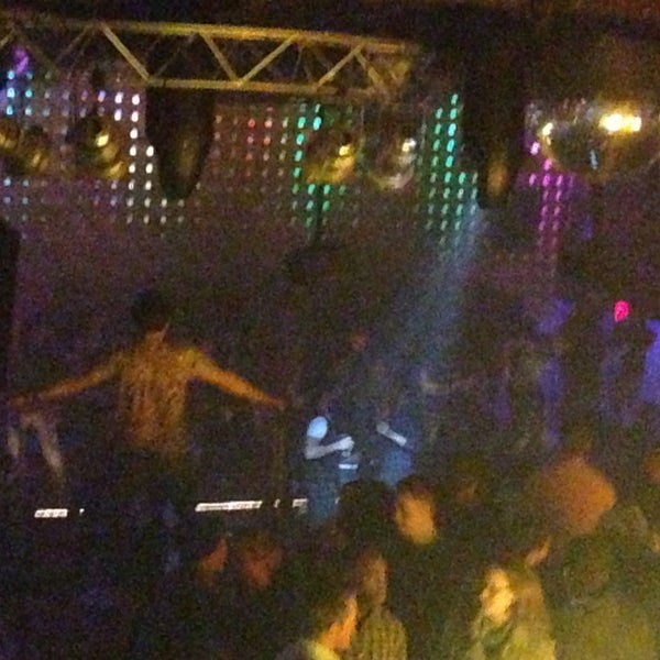 Foto tomada en Axis Nightclub &amp; Lounge  por Christian C. el 1/5/2013