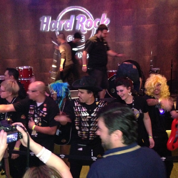 รูปภาพถ่ายที่ Hard Rock Cafe Santiago โดย Juan O. เมื่อ 4/19/2013