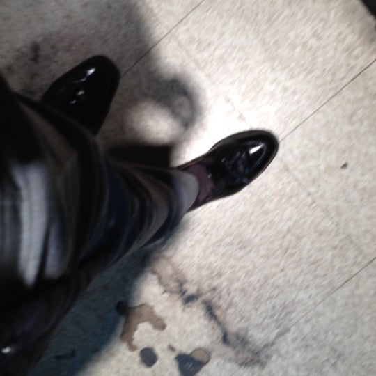 11/19/2012にTed H.がJim&#39;s Shoe Repairで撮った写真
