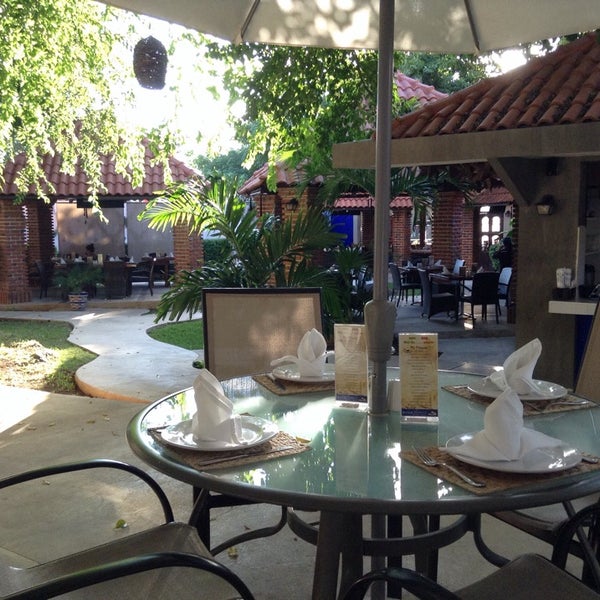 Photo taken at Mestizo&#39;s | Restaurante Mexicano Cancun | Cancun Mexican Restaurant by Adrián V. on 11/13/2014